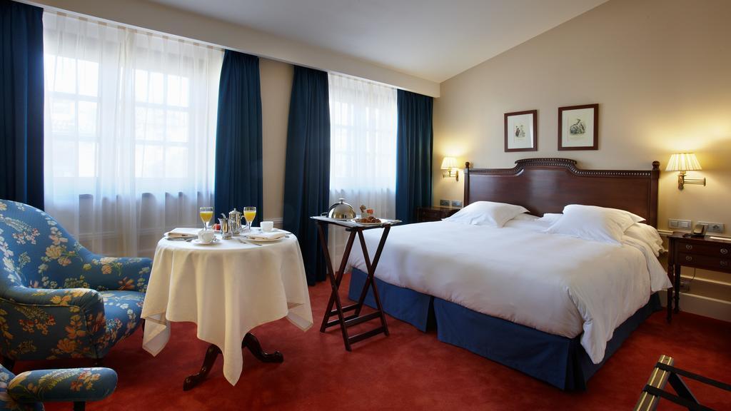 Palacio Guendulain Pamplona Room photo
